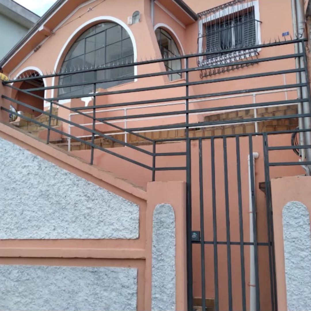 Grades e portão metálicos instalados em residência
