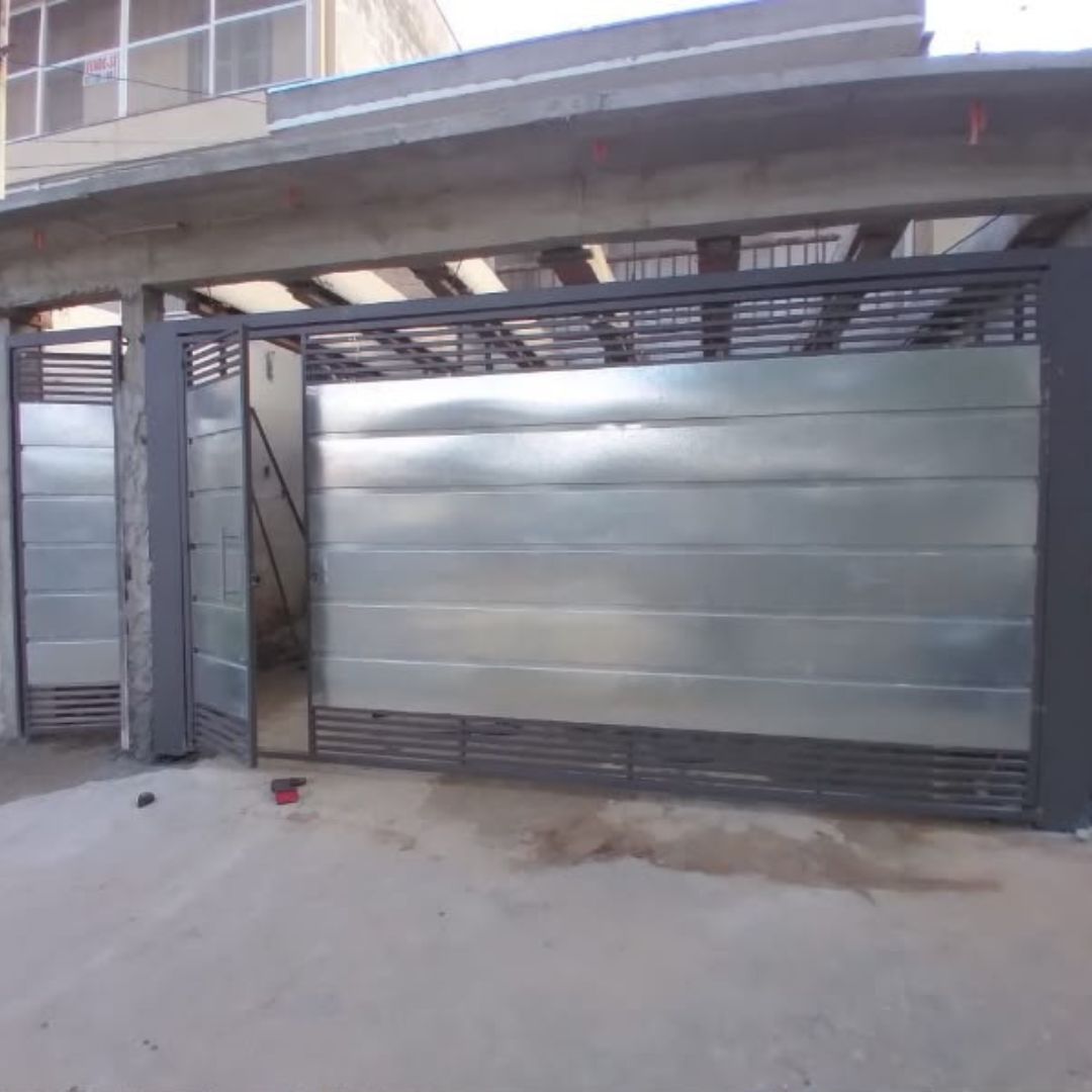 Portão galvanizado com porta social integrada