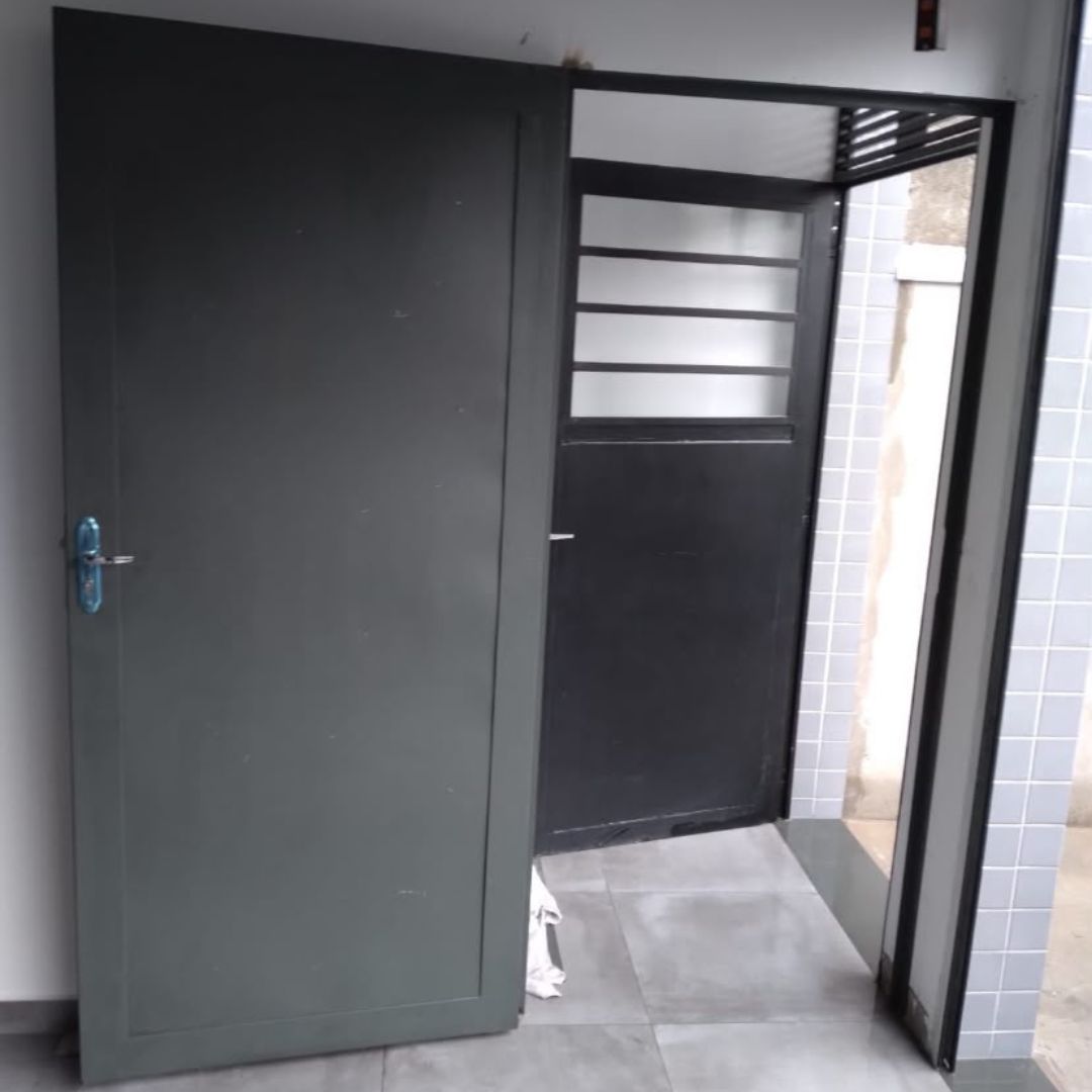 Portas metálicas instaladas em área interna